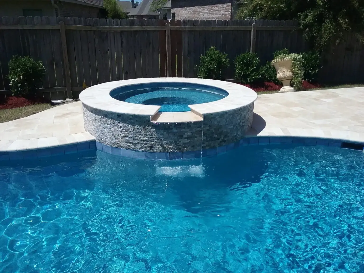 Custom pool and spa by Clearwater Outdoor Creations