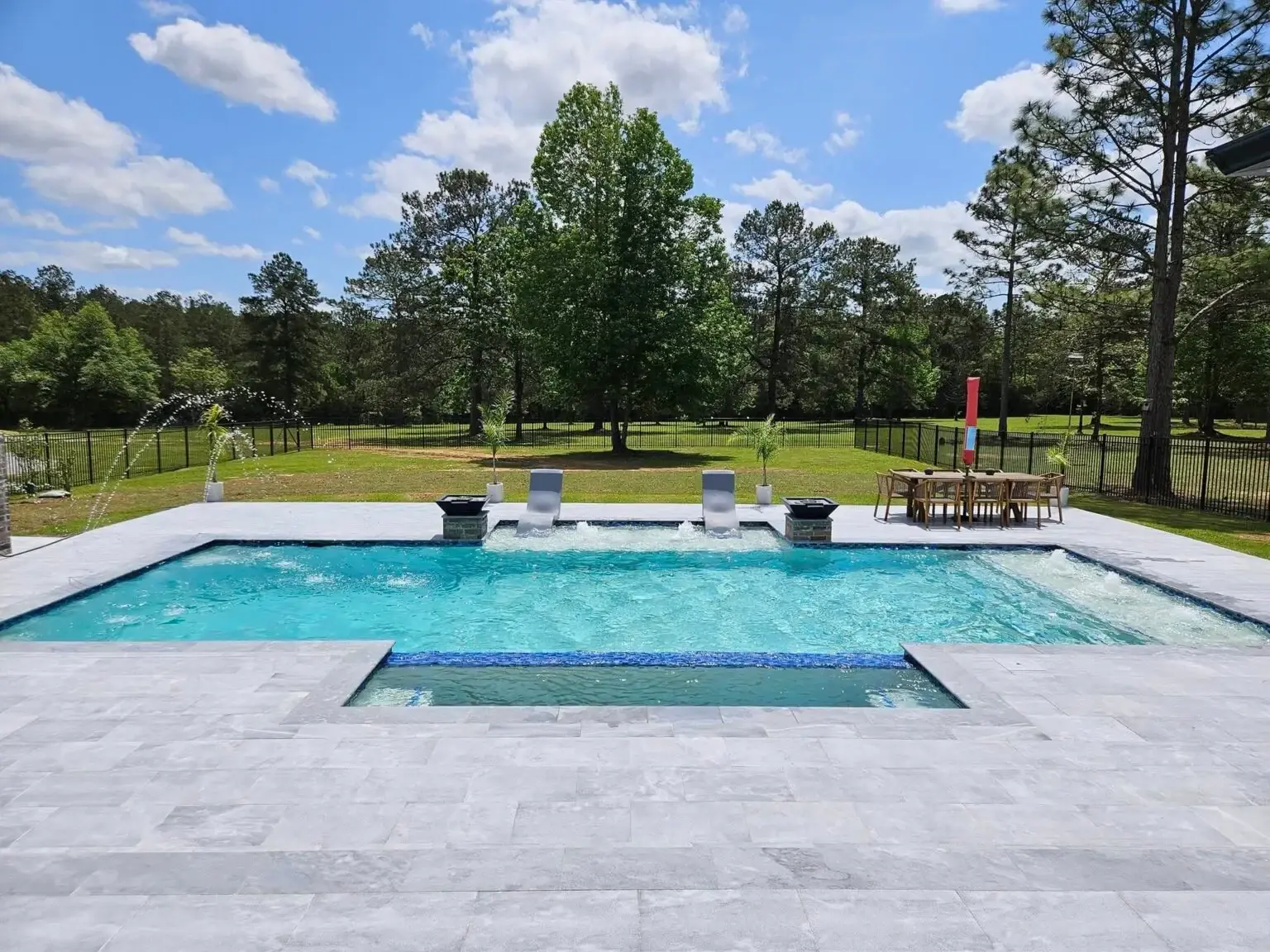 Custom pool and spa by Clearwater Outdoor Creations