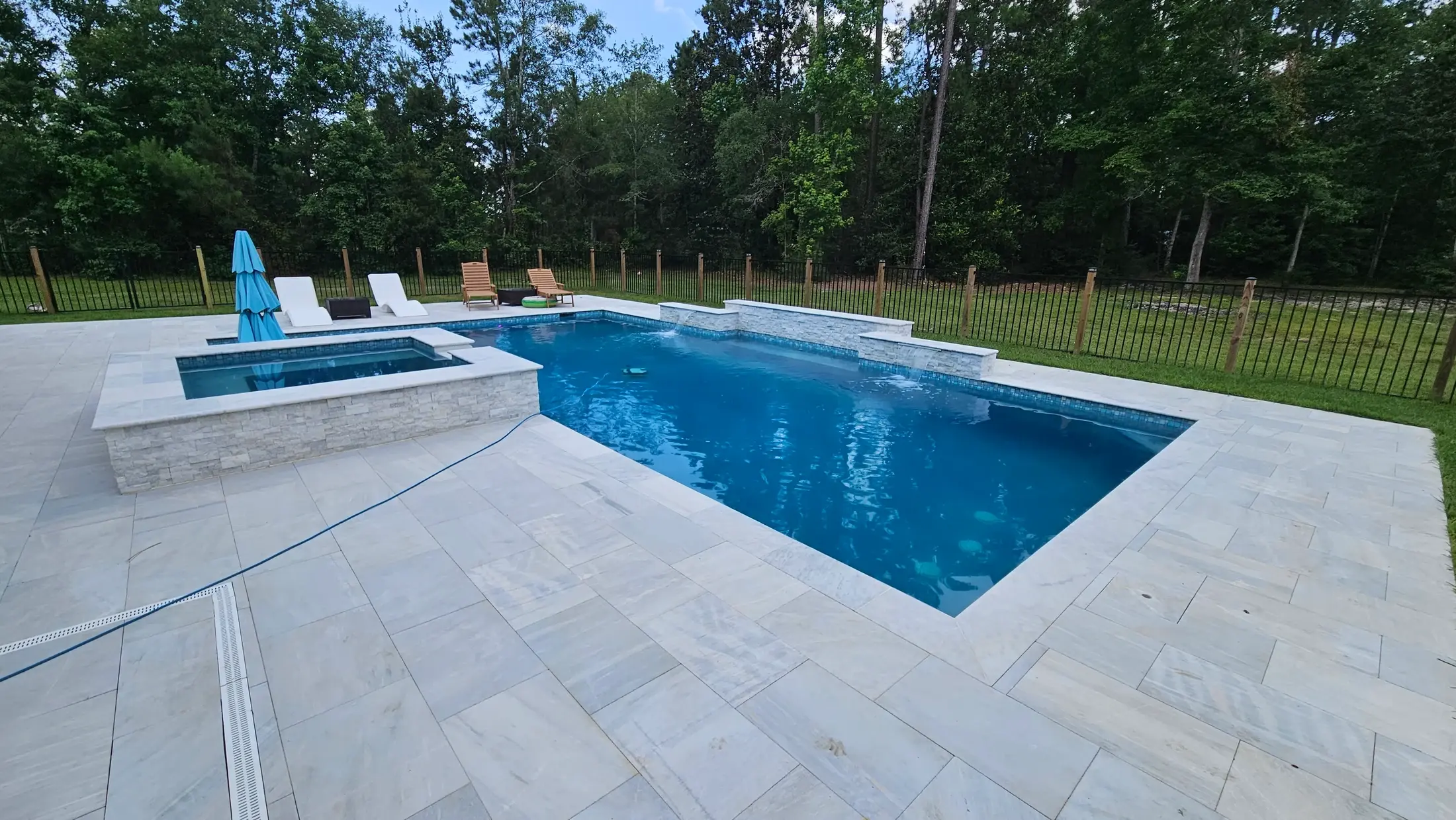 Custom pool and spa by Clearwater Outdoor Creations