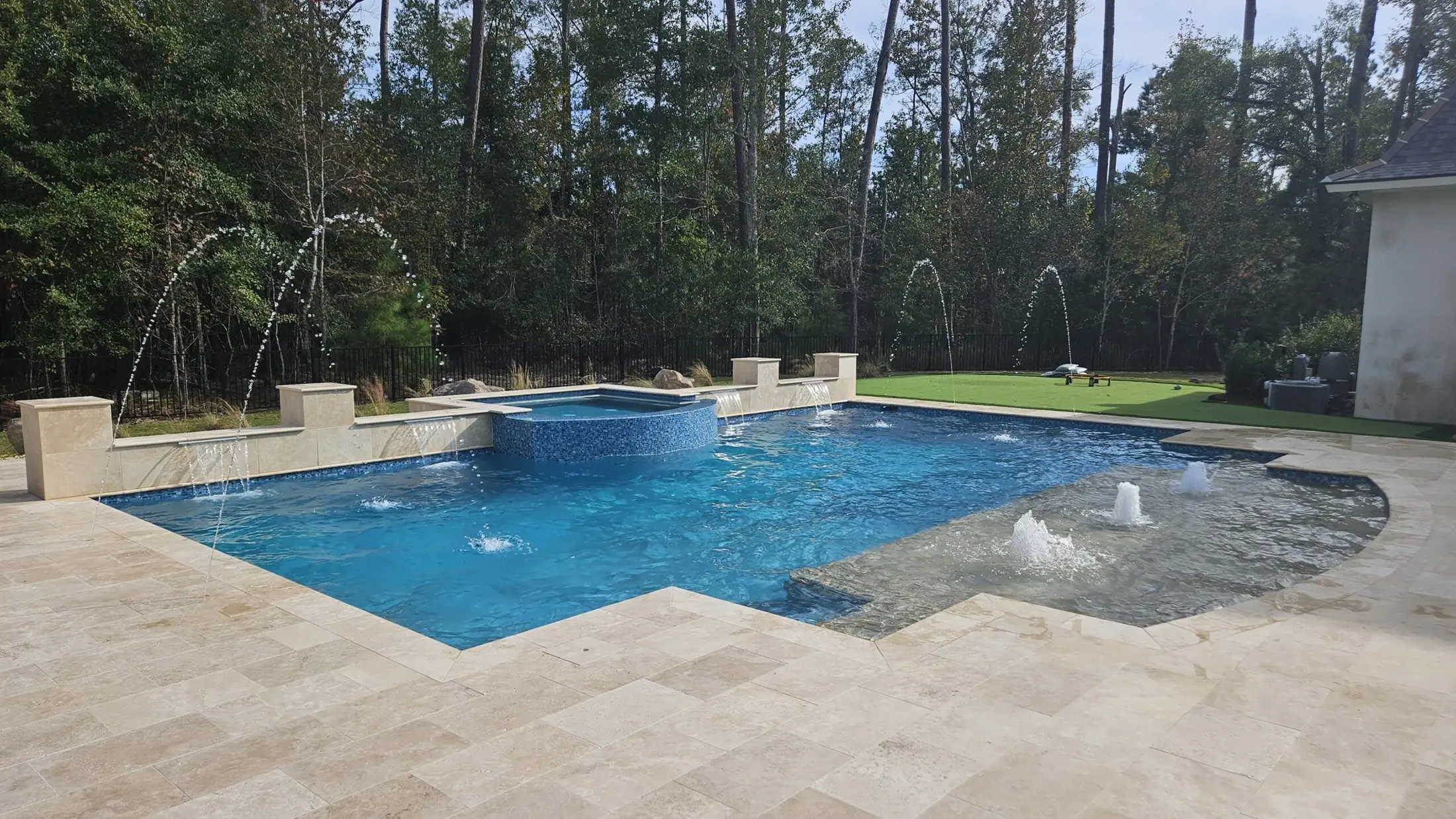 Custom pool and spa by Clearwater Outdoor Creations