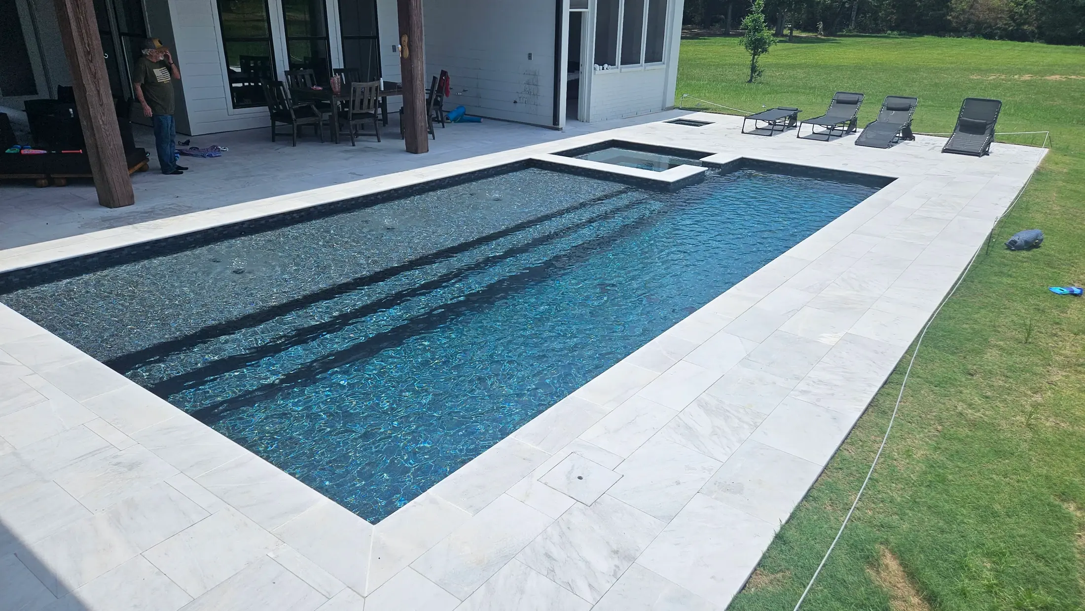 Custom pool and spa by Clearwater Outdoor Creations