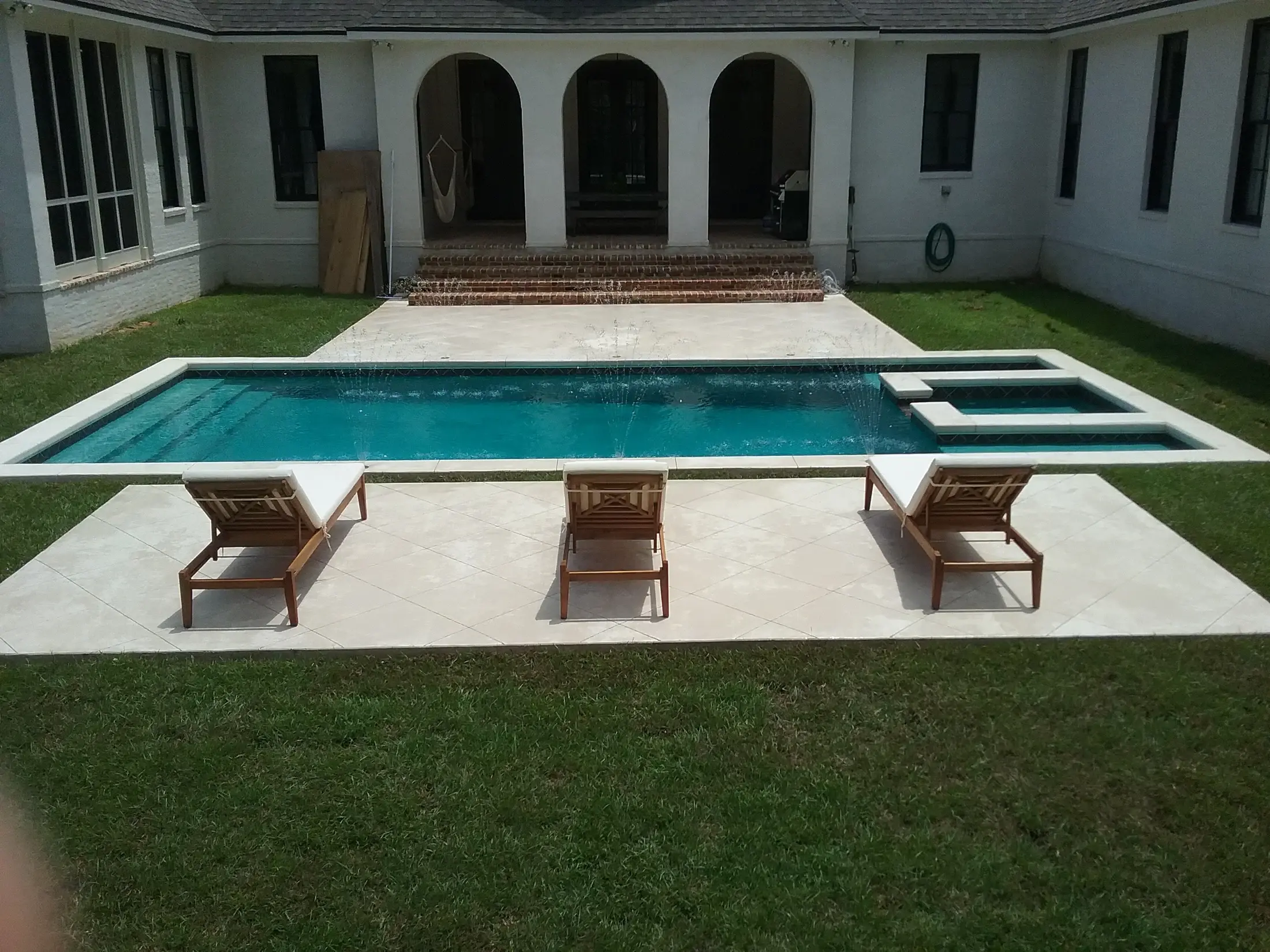 Custom pool and spa by Clearwater Outdoor Creations